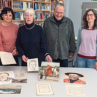 Farbfoto: Gudrun Wittel (2.v.l.), Tochter von Friedrich Becker, übergibt mit ihrem Mann Unterlagen und Zeichnungen von Friedrich Becker an Archivarin Sonja Anžič-Kemper (l.) und Archivleiterin Dr. Klara Deecke