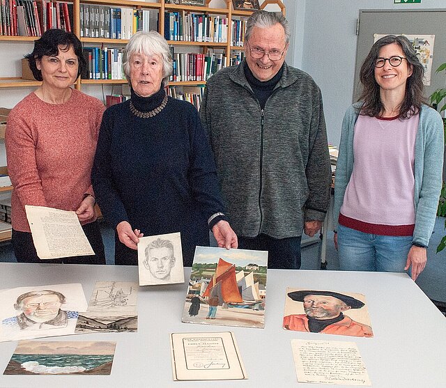 Farbfoto: Gudrun Wittel (2.v.l.), Tochter von Friedrich Becker, übergibt mit ihrem Mann Unterlagen und Zeichnungen von Friedrich Becker an Archivarin Sonja Anžič-Kemper (l.) und Archivleiterin Dr. Klara Deecke