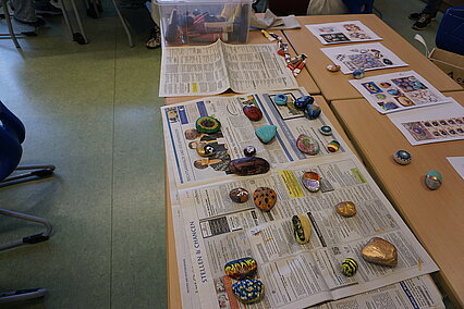 Bunt bemalte Kieselsteine - Welt-Mädchentag 2023 - copyright:Gleichstellungsstelle, Stadt Pforzheim