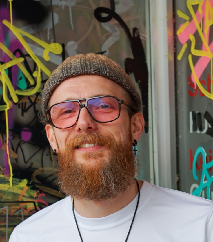 Mann mit rotem Vollbart, Mütze und rotfarbener Brille - copyright: Patrick Binhack - Ersteller: Patrick Binhack