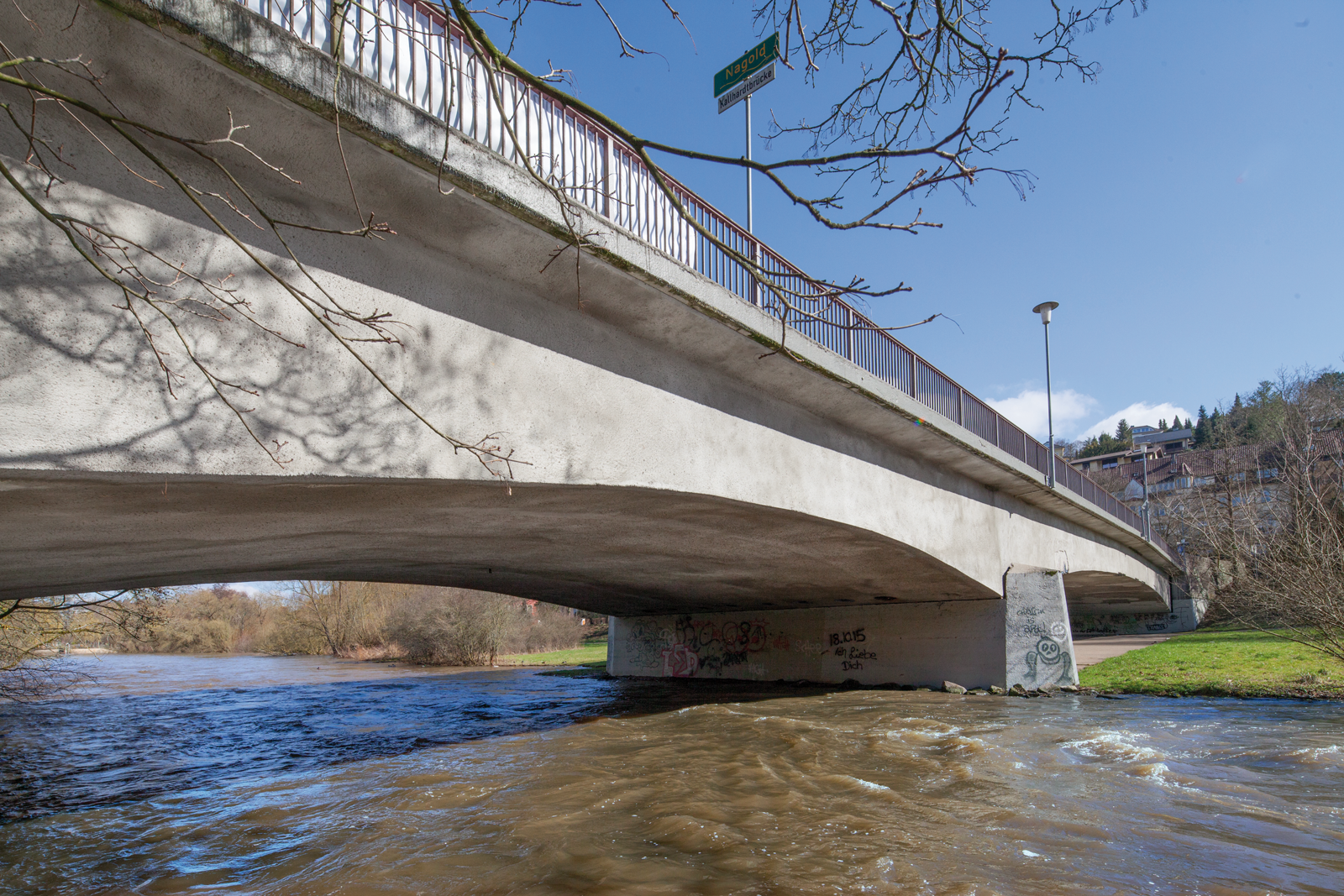 Farbfoto: Die Kallhardtbrücke über die Nagold. - copyright:Fotoverlag: Günter Beck