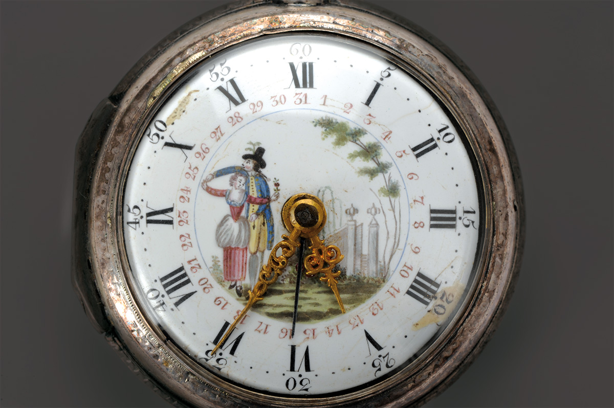 Farbfoto: Taschenuhr mit Silbergehäuse, 19. Jahrhundert. Sammlung Schmuckmuseum Pforzheim. - copyright:Schmuckmuseum Pforzheim